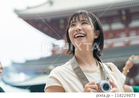 旅行する女性 観光地で写真を撮る女性 観光を楽しむ女性 観光地で散策する女性 休日に旅行する女性 旅行する女性 観光地で写真を撮る女性 観光を楽しむ女性 観光地で散策する女性 休日に旅行する女性 118229873