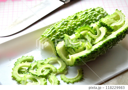 夏野菜ゴーヤ　スライスしたゴーヤ　種取り 118229983