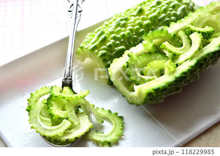 夏野菜ゴーヤ　スライスしたゴーヤ　種取り 118229985