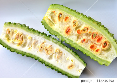 夏野菜ゴーヤ　完熟状態赤い種　白い種 118230158