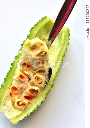 夏野菜ゴーヤ　完熟状態　赤い種とスプーン　わたとり 118230293