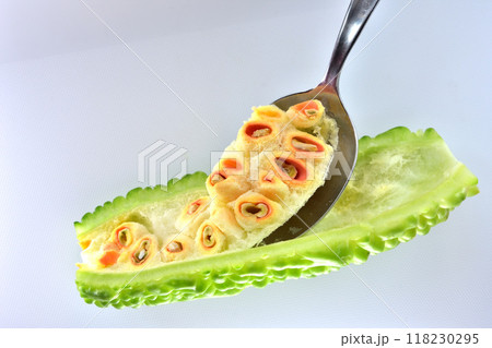 夏野菜ゴーヤ 完熟状態 赤い種とスプーン わたとりの写真素材  