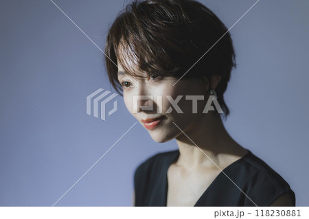 クールな女性のポートレート 118230881