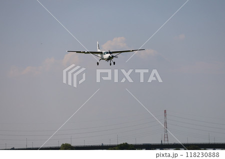 （埼玉・桶川飛行場）　着陸するプロペラ飛行機 118230888