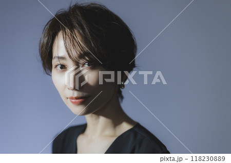 クールな女性のポートレート 118230889