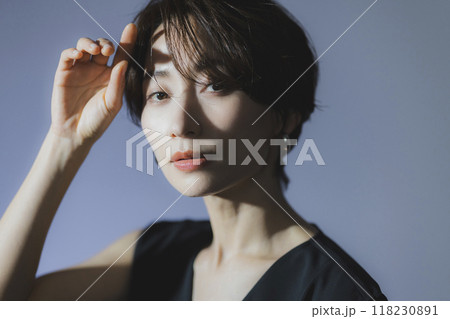 クールな女性のポートレート 118230891