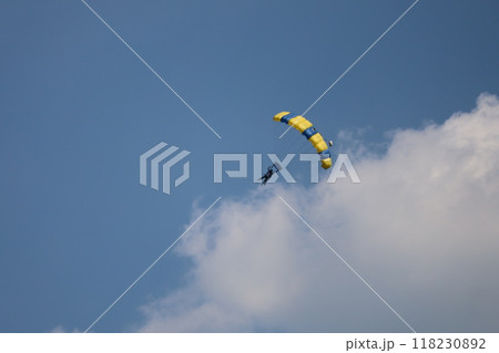 (埼玉・桶川飛行場) パラシュートで降下するダイバー (埼玉・桶川飛行場) パラシュートで降下するダイバー 118230892
