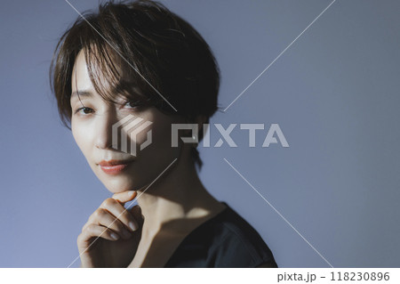 クールな女性のポートレート 118230896