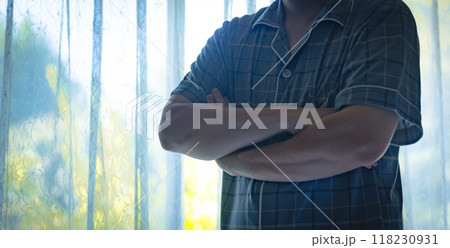 腕組みをする男性ポートレート 118230931