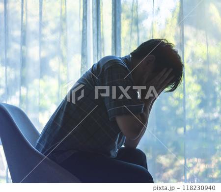 悲しい男性ポートレート 118230940