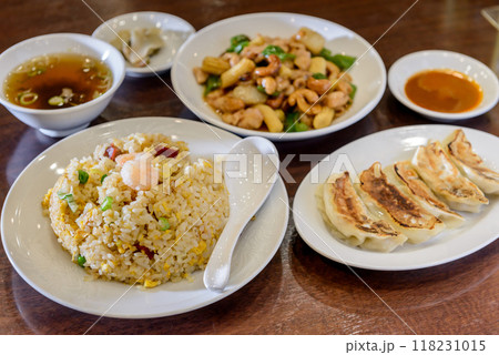 中華料理、町中華、チャーハン、ギョウザ、鶏肉とカシューナッツの炒め 中華料理、町中華、チャーハン、ギョウザ、鶏肉とカシューナッツの炒め 118231015