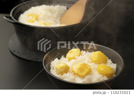 栗ご飯　茶碗に盛り付けた栗ご飯 118231021