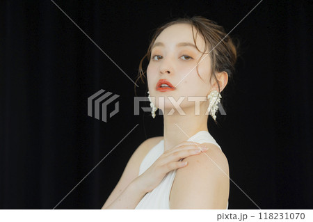 ウェディングドレスを着た若い女性 ウェディングドレスを着た若い女性 118231070