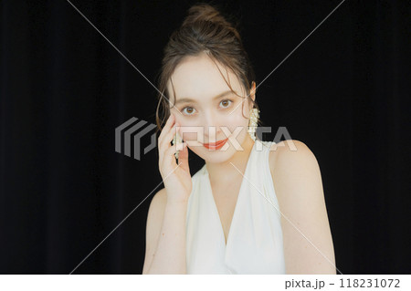 ウェディングドレスを着た若い女性 ウェディングドレスを着た若い女性 118231072