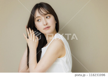 ストレートヘアの女性　　 118231096
