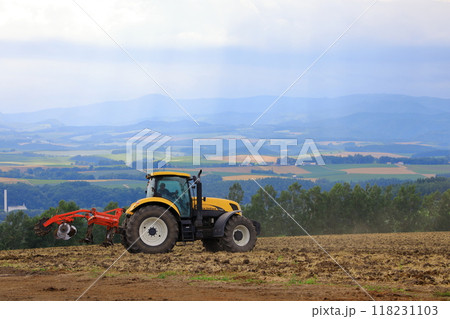 就実の丘　畑で農作業をするトラクター 118231103
