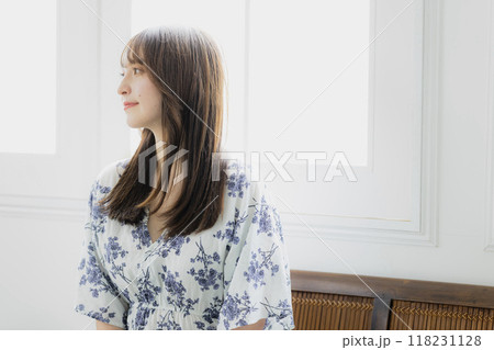 若い女性のヘアスタイルイメージ　 118231128