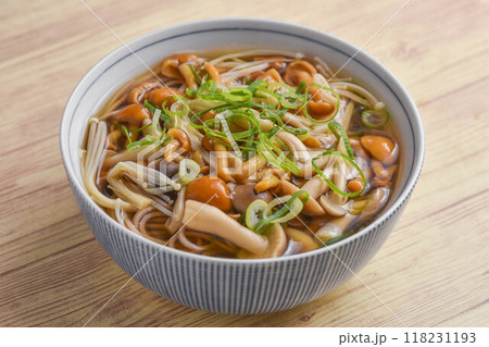 秋の味覚　きのこ蕎麦 118231193