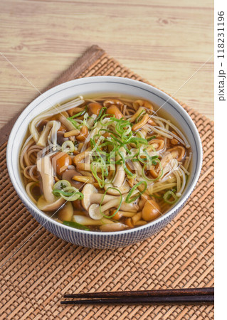 秋の味覚　きのこ蕎麦 118231196