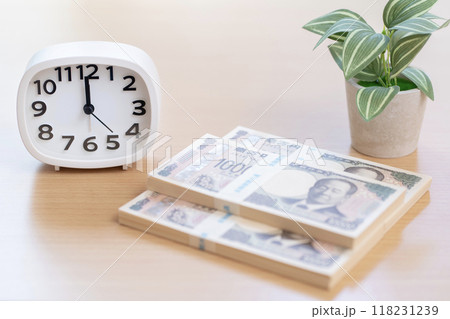 時計とお金　時間　12時　0時　24時　12：00　0：00　24：00 118231239