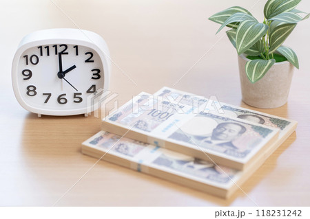 時計とお金　時間　2時　14時　2：00　14：00 118231242