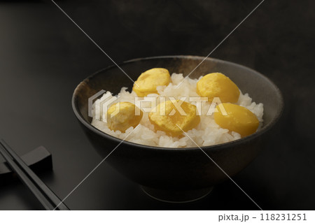 栗ご飯　茶碗に盛り付けた栗ご飯 118231251