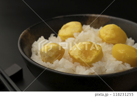 栗ご飯　茶碗に盛り付けた栗ご飯 118231255