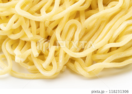 生の中太ちぢれ麺のクローズアップ 118231306
