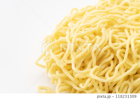 生の中太ちぢれ麺のクローズアップ 118231309