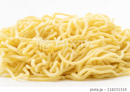 生の中太ちぢれ麺のクローズアップ 生の中太ちぢれ麺のクローズアップ 118231310