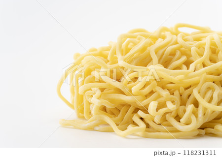 生の中太ちぢれ麺のクローズアップ 118231311