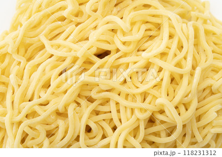 生の中太ちぢれ麺のクローズアップ 生の中太ちぢれ麺のクローズアップ 118231312