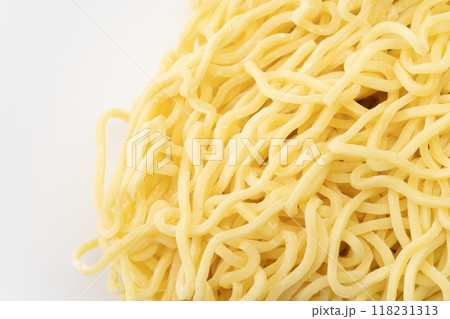 生の中太ちぢれ麺のクローズアップ 生の中太ちぢれ麺のクローズアップ 118231313