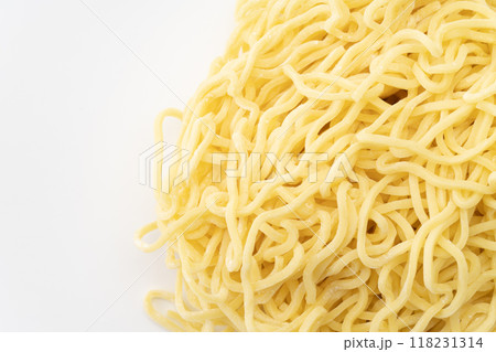 生の中太ちぢれ麺のクローズアップ 118231314