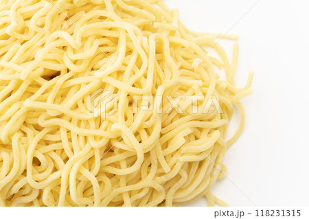 生の中太ちぢれ麺のクローズアップ 生の中太ちぢれ麺のクローズアップ 118231315