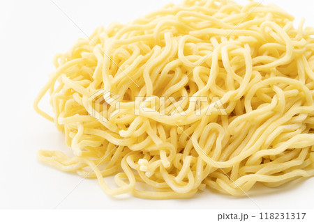 生の中太ちぢれ麺のクローズアップ 生の中太ちぢれ麺のクローズアップ 118231317