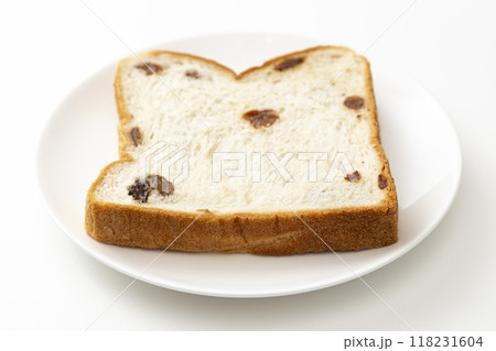 白背景にレーズンパン 118231604