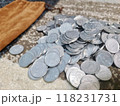積み上げた山盛りの一円玉 118231731