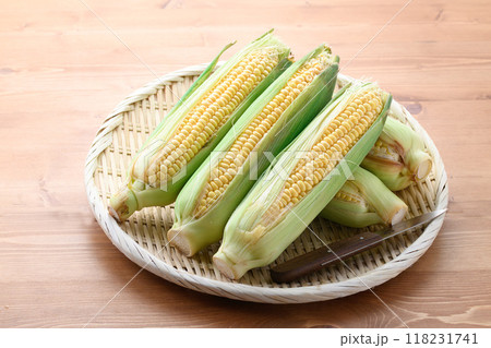 収穫したとうもろこし 収穫したとうもろこし 118231741