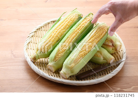 収穫したとうもろこし 118231745