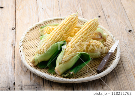 収穫したとうもろこし 118231762