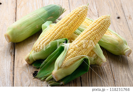 収穫したとうもろこし 収穫したとうもろこし 118231768