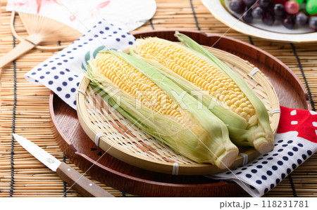 収穫したとうもろこし 118231781