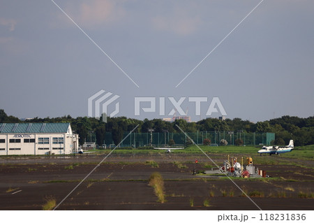 (東京・調布飛行場) 駐機場に向かう小型プロペラ旅客機 (東京・調布飛行場) 駐機場に向かう小型プロペラ旅客機 118231836
