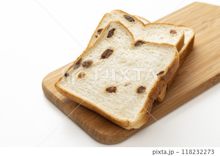 白背景にレーズンパン 118232273