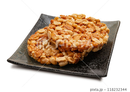 硬い和菓子の煎餅、ピーナッツ太鼓 硬い和菓子の煎餅、ピーナッツ太鼓 118232344