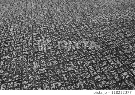 縦横に綺麗に整列した四角い石畳2 118232377