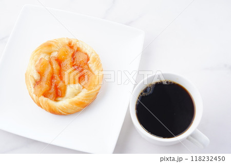 りんご煮をたっぷり使ったおいしそうな「りんごデニッシュ」と、淹れたてのコーヒーで、のんびりコーヒーブ りんご煮をたっぷり使ったおいしそうな「りんごデニッシュ」と、淹れたてのコーヒーで、のんびりコーヒーブ 118232450