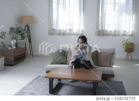体調不良の男性 118232735