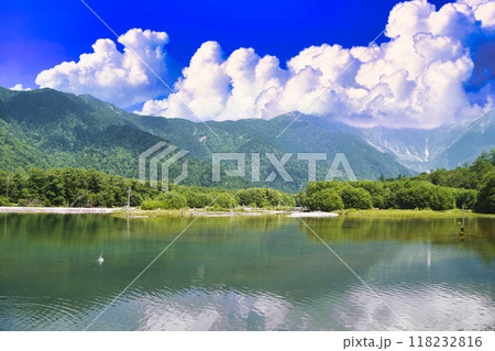 真夏の上高地と白い夏雲 118232816